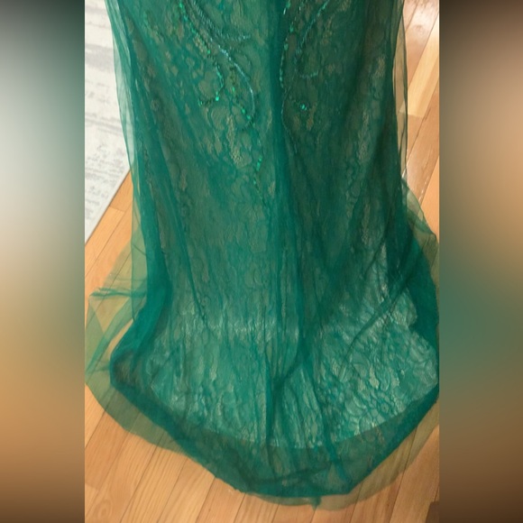 Green lace with nude underlay long evening dress. Has slight train in back - Picture 5 of 5